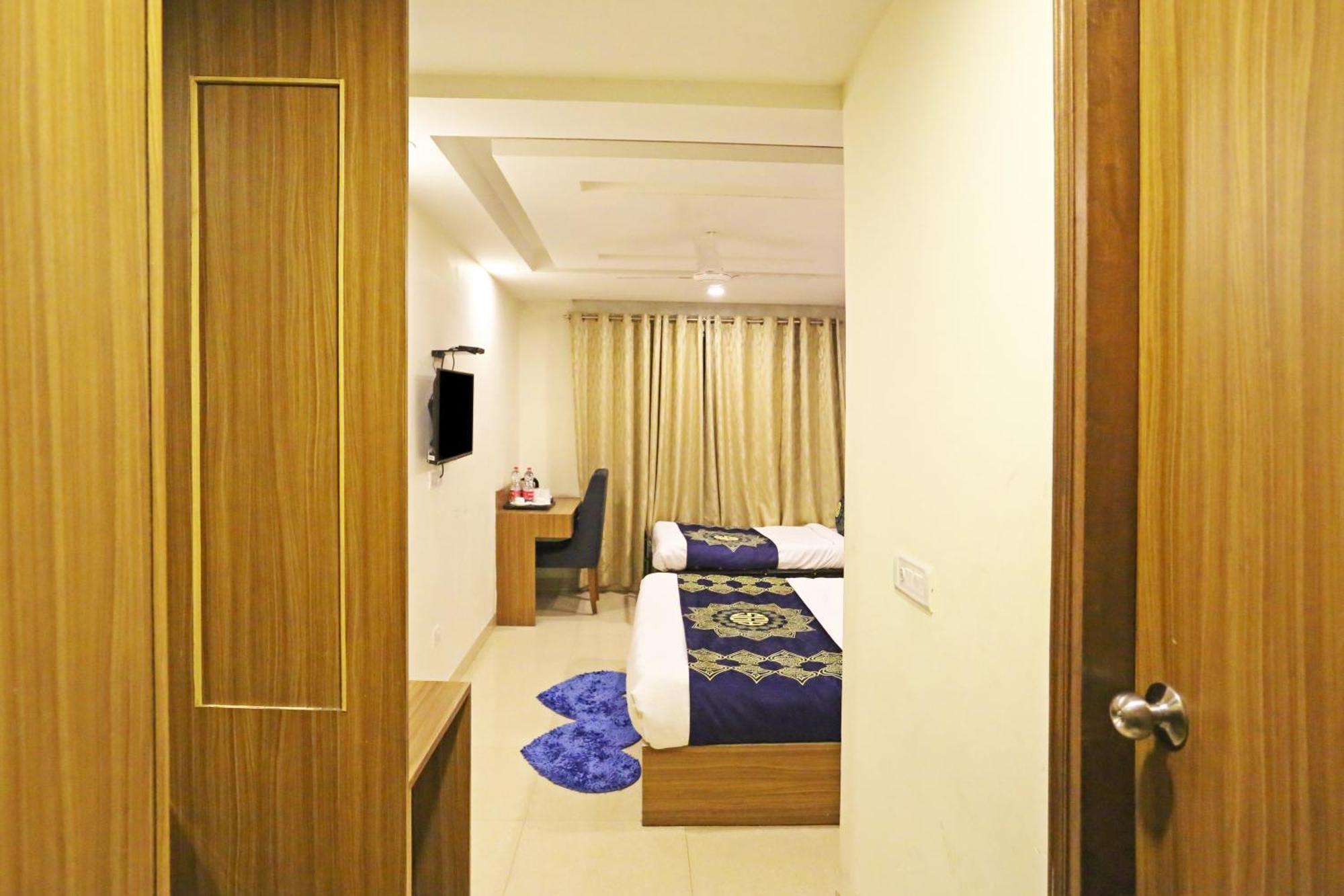 Hotel Grand Suites By D'Capitol Near Delhi Airport 뉴델리 외부 사진