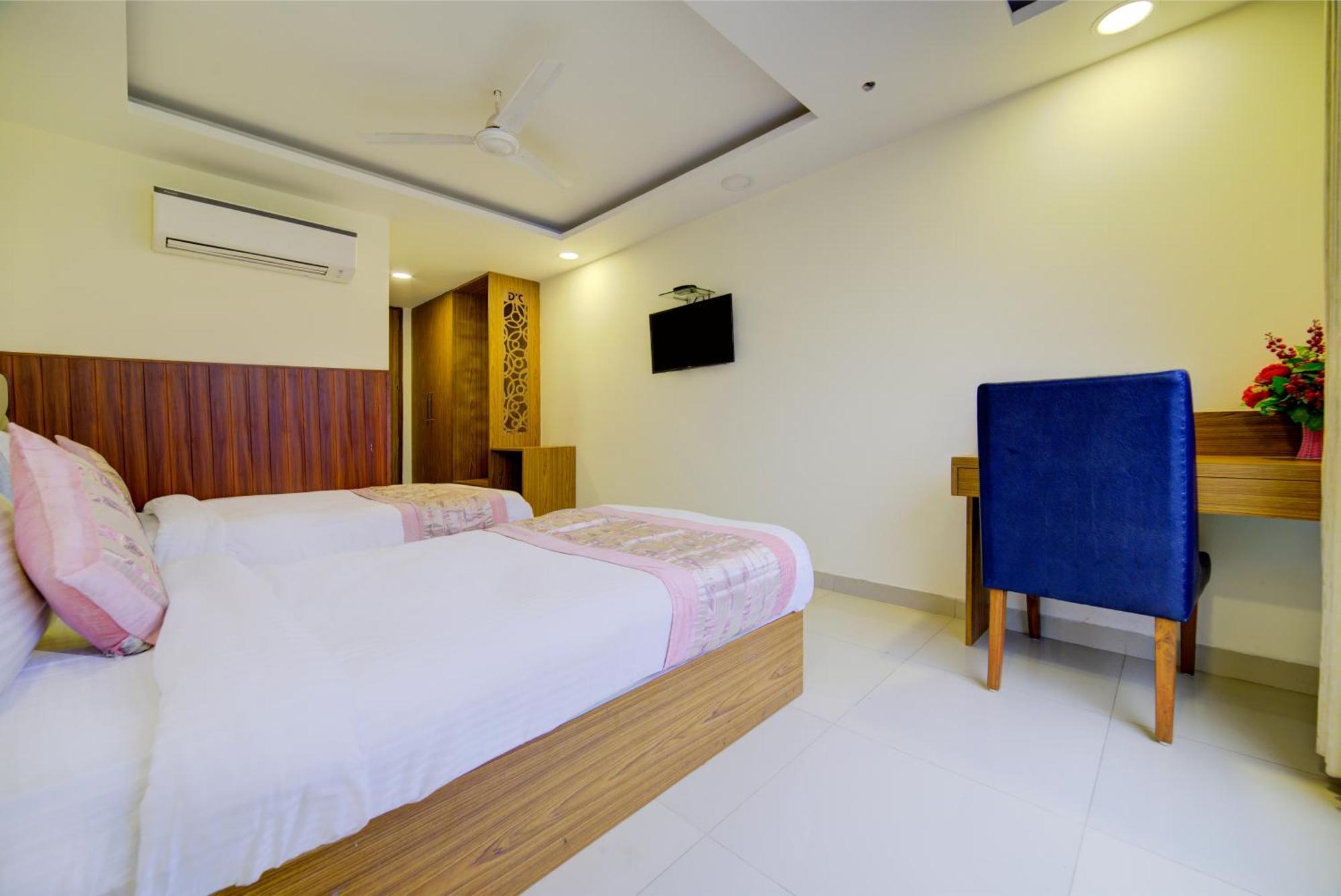 Hotel Grand Suites By D'Capitol Near Delhi Airport 뉴델리 외부 사진