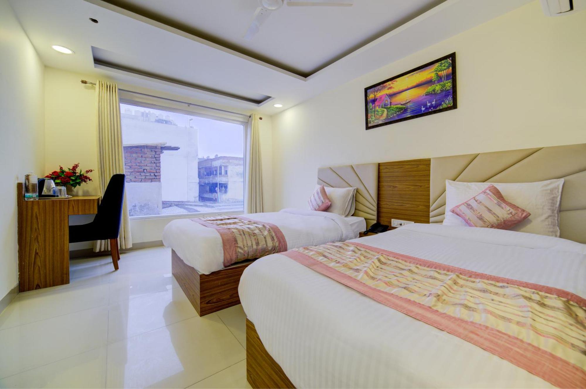Hotel Grand Suites By D'Capitol Near Delhi Airport 뉴델리 외부 사진