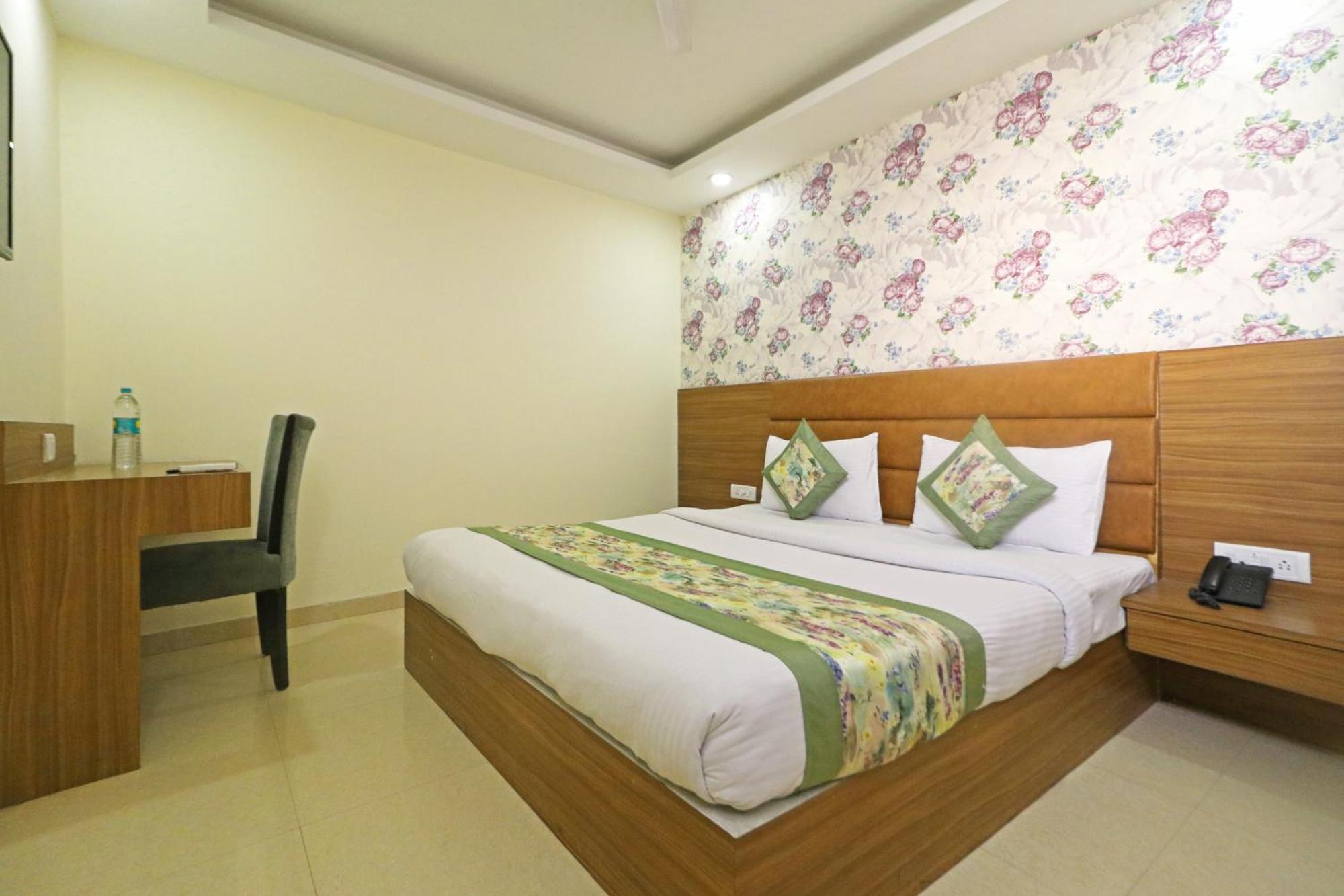 Hotel Grand Suites By D'Capitol Near Delhi Airport 뉴델리 외부 사진