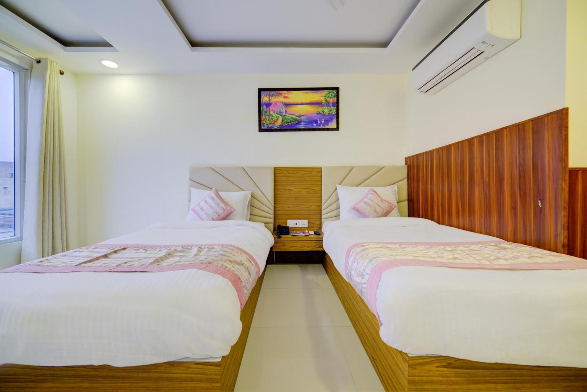 Hotel Grand Suites By D'Capitol Near Delhi Airport 뉴델리 외부 사진