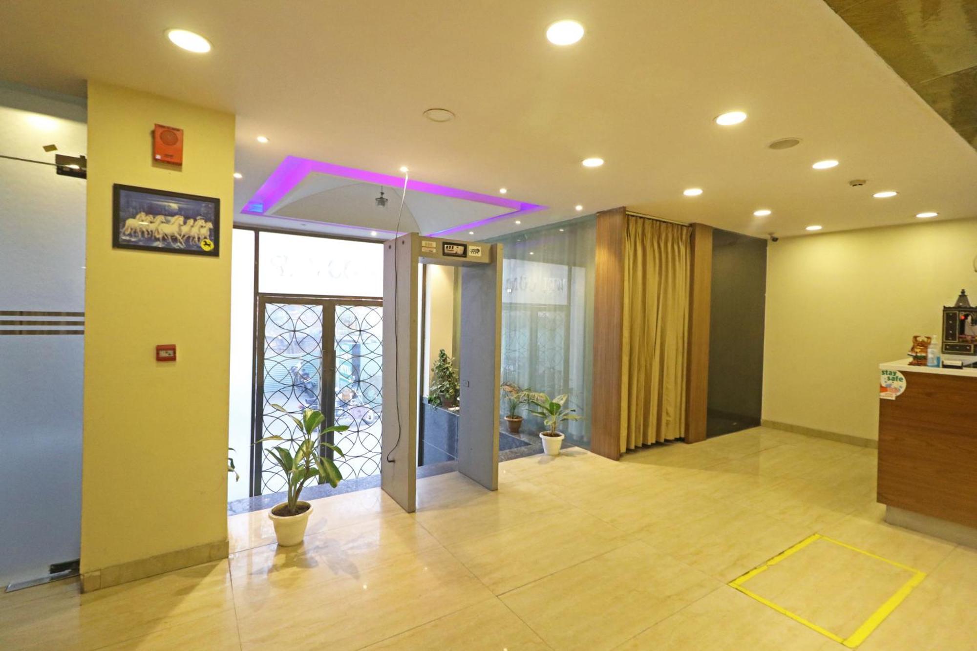 Hotel Grand Suites By D'Capitol Near Delhi Airport 뉴델리 외부 사진