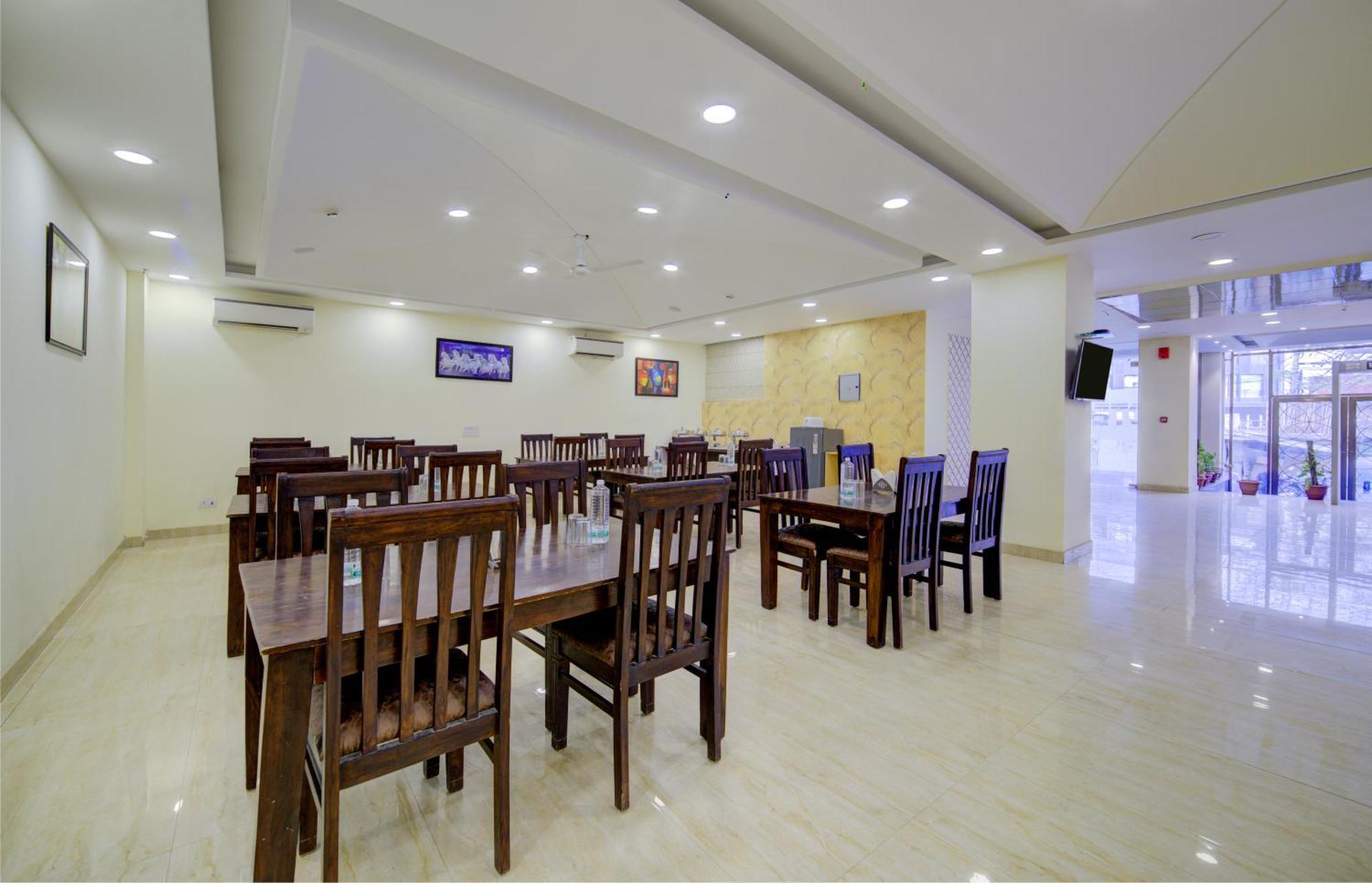 Hotel Grand Suites By D'Capitol Near Delhi Airport 뉴델리 외부 사진
