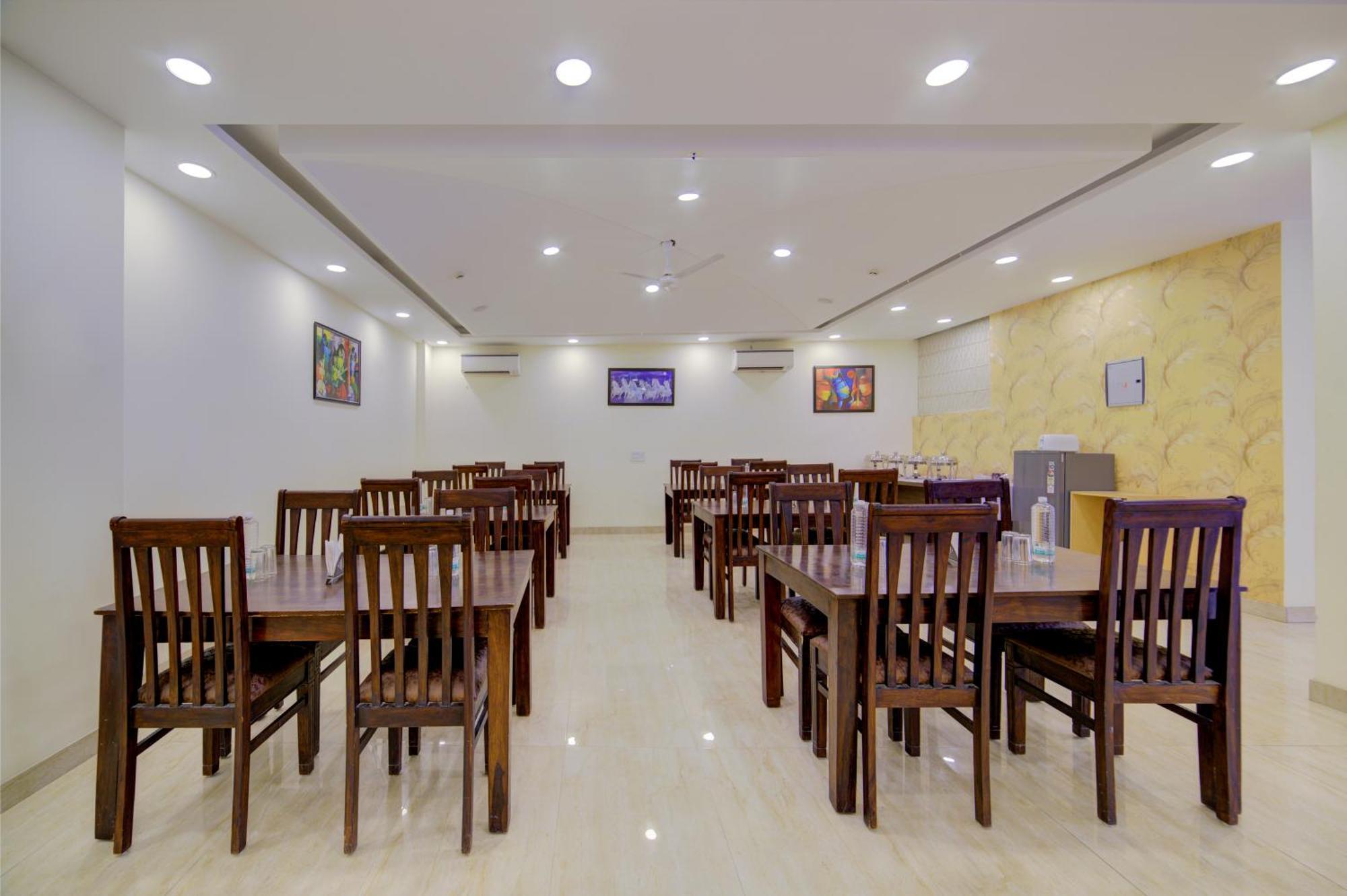 Hotel Grand Suites By D'Capitol Near Delhi Airport 뉴델리 외부 사진