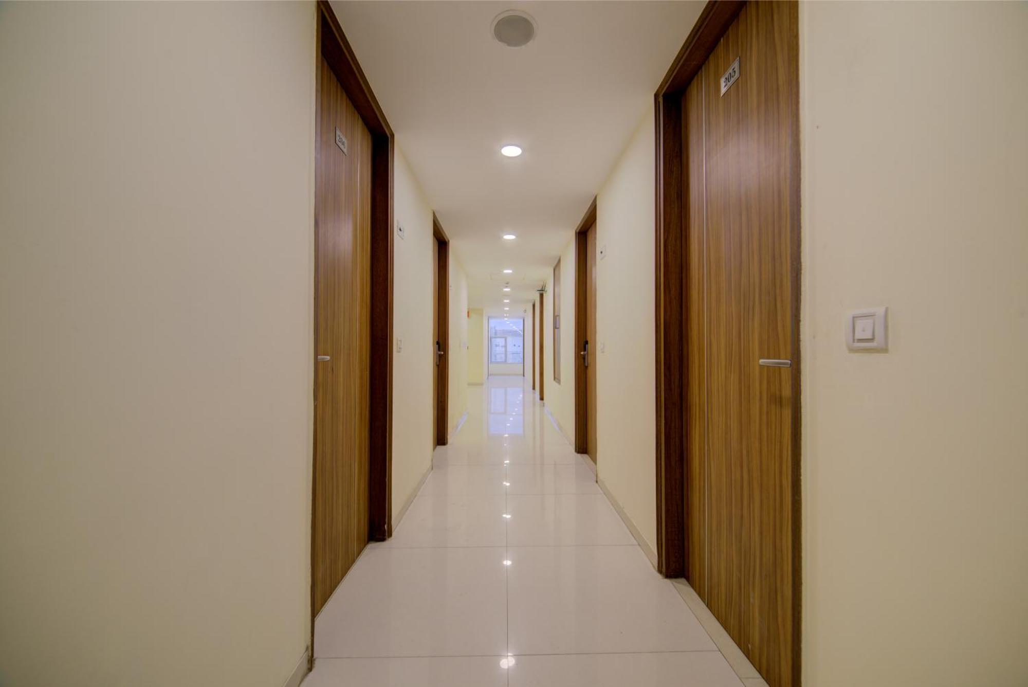 Hotel Grand Suites By D'Capitol Near Delhi Airport 뉴델리 외부 사진