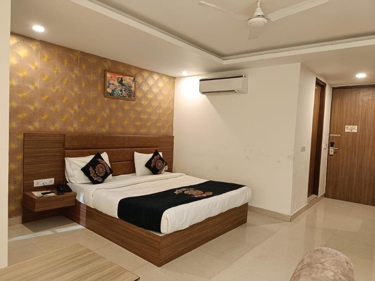 Hotel Grand Suites By D'Capitol Near Delhi Airport 뉴델리 외부 사진