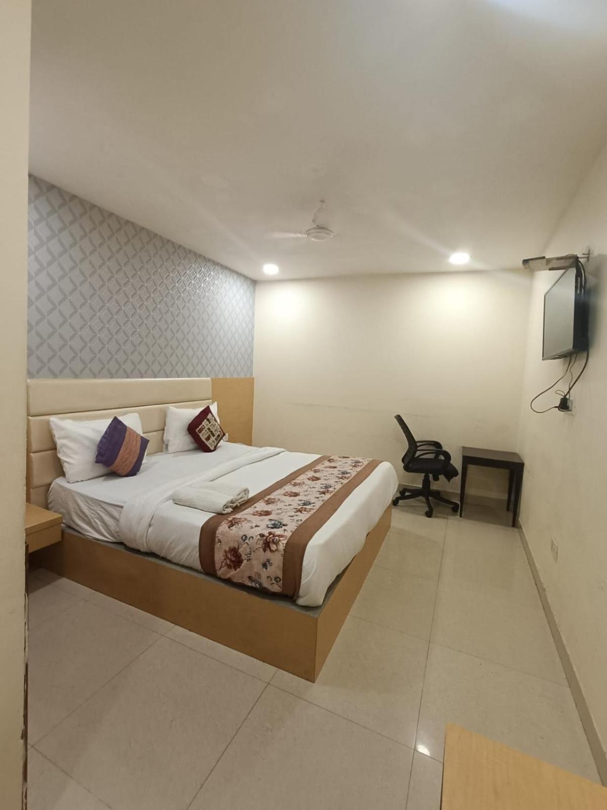 Hotel Grand Suites By D'Capitol Near Delhi Airport 뉴델리 외부 사진