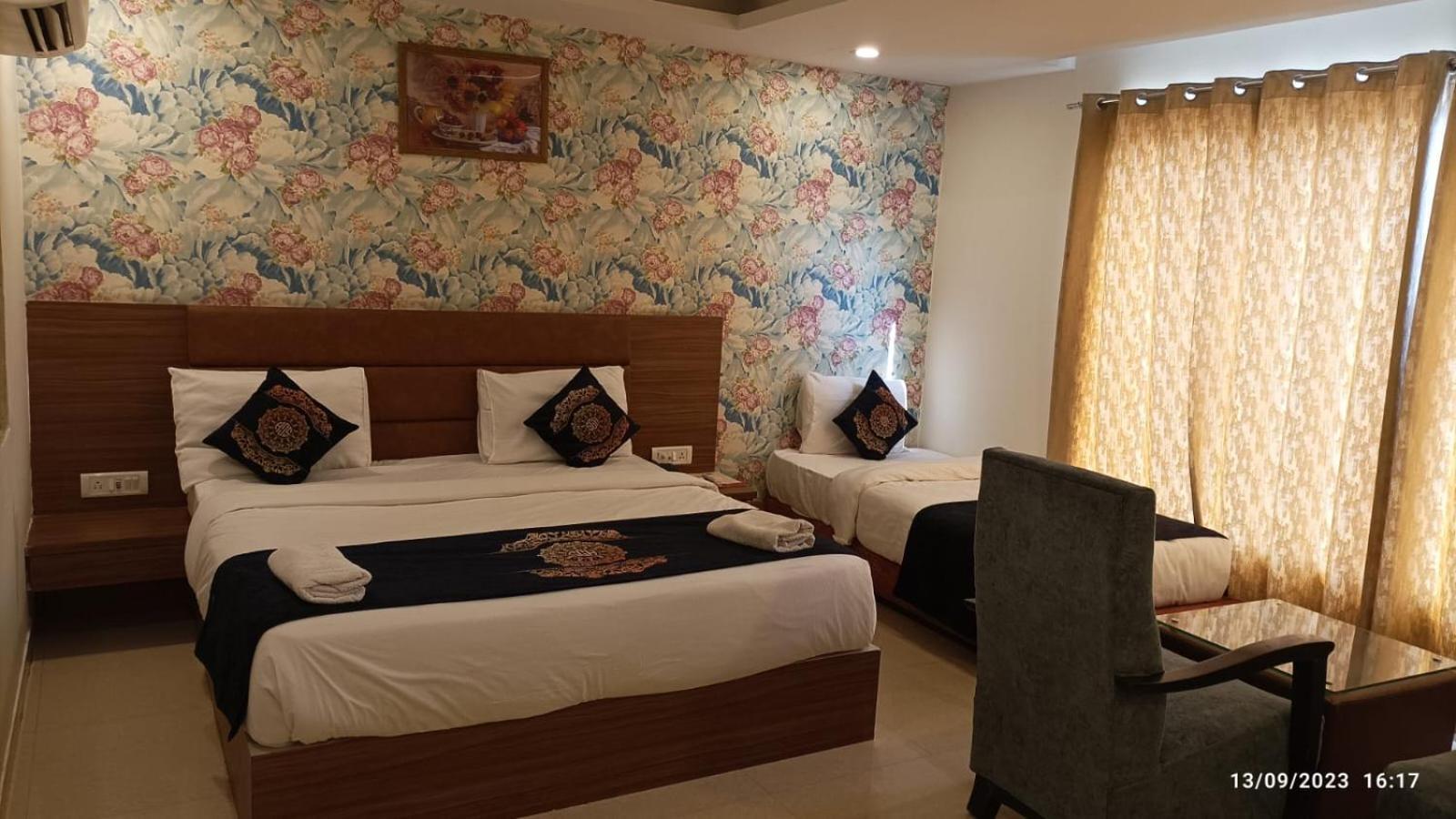 Hotel Grand Suites By D'Capitol Near Delhi Airport 뉴델리 외부 사진