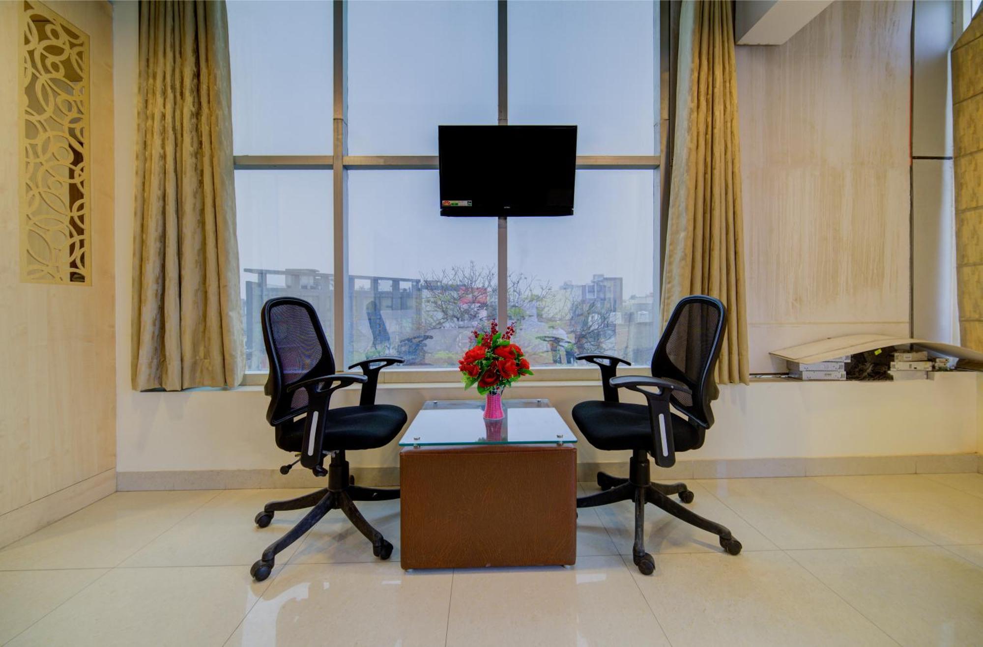 Hotel Grand Suites By D'Capitol Near Delhi Airport 뉴델리 외부 사진