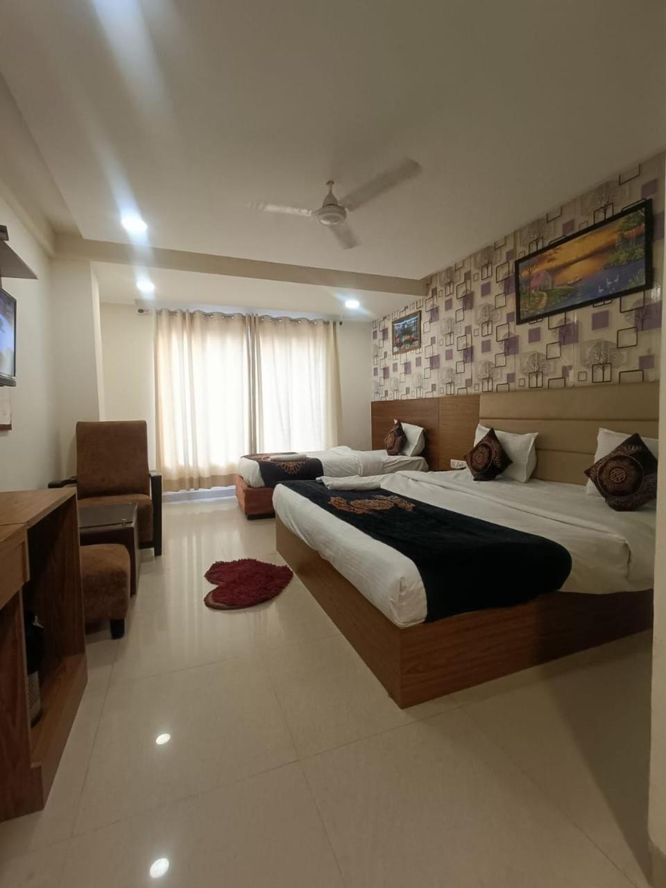 Hotel Grand Suites By D'Capitol Near Delhi Airport 뉴델리 외부 사진