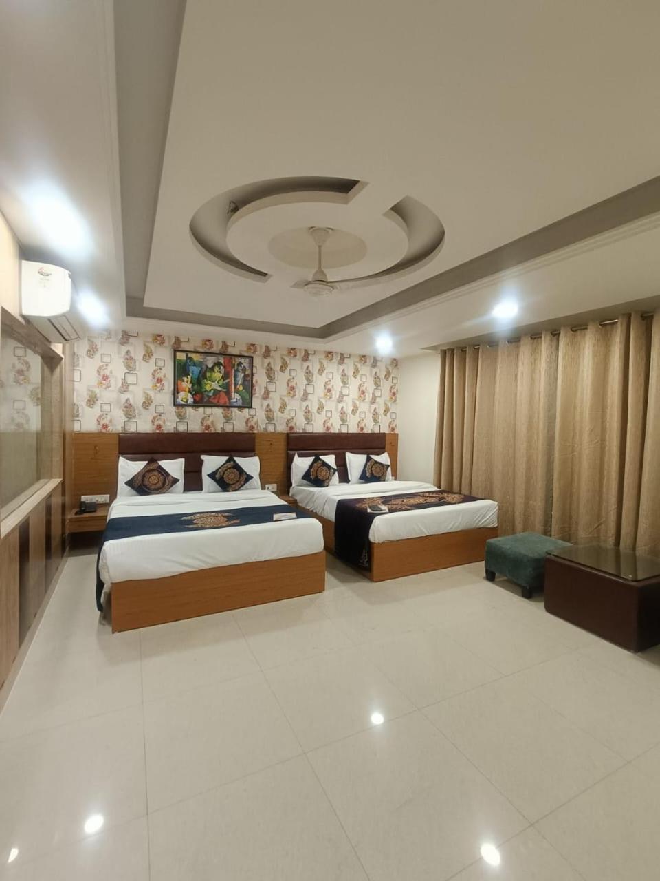 Hotel Grand Suites By D'Capitol Near Delhi Airport 뉴델리 외부 사진